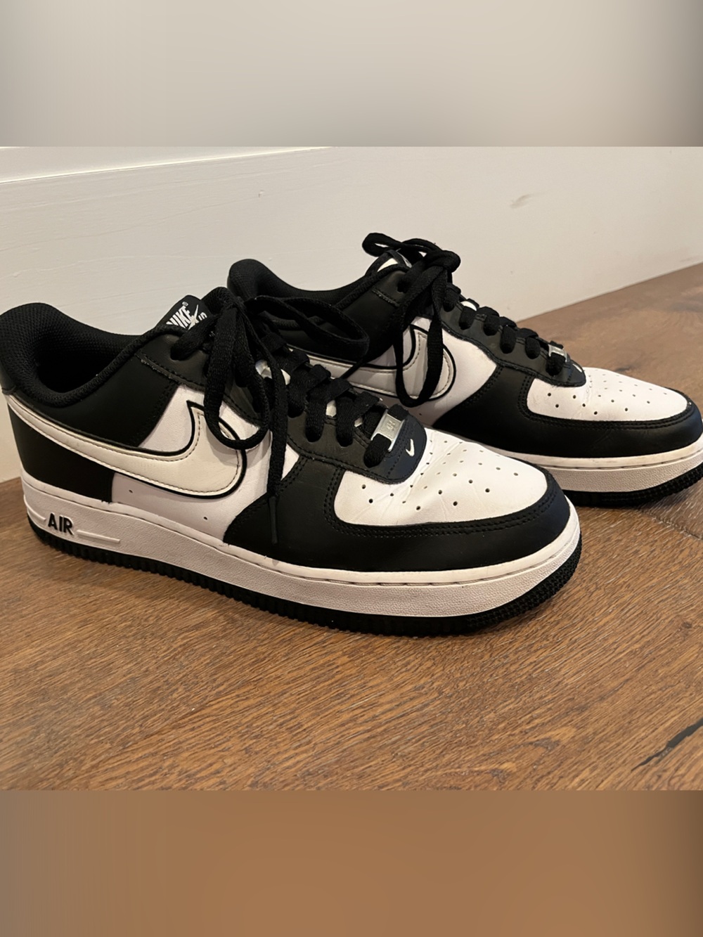 Nike Men’s Black and White Low-Top Sneakers